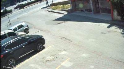 Ankara'da bir kadının ağır yaralandığı kaza anı kamerada