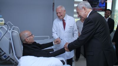 Bülent Arınç, hastanede tedavi gören Hikmet Çetin'i ziyaret etti