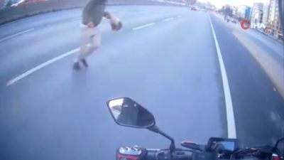 İstanbul'da korkutan anlar: Yola atlayan yaya, canını hiçe saydı