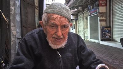 Samsun'da 96 yaşındaki esnaftan gençlere sigara uyarısı