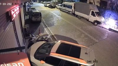 İstanbul'da ateş yakıp kaçtı: Park halindeki araç yanmaktan son anda kurtuldu