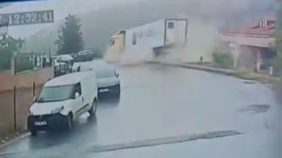 Sarıyer'de tır çocuk parkının üzerinde devrildi: 1 yaralı