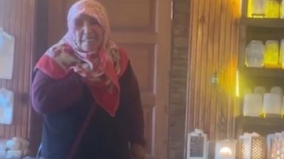 Çankırı'da bir esnaf ile içeri girmeye çekinen kadının gülümseten diyaloğu