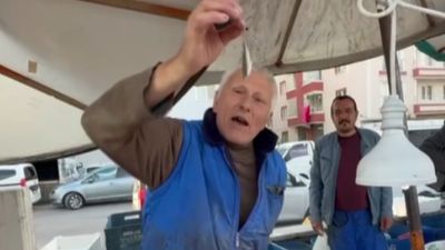 Ankara'da bir esnafın akılalmaz satış yöntemi: Balıkları çiğ çiğ yedi