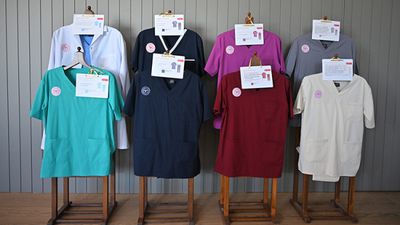 Sağlık Bakanlığı'ndan kıyafet düzenlemesi: Ebeler mürdüm, hemşireler lacivert giyecek