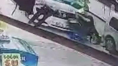 Adana'da kaldırıma çıkan minibüs yayalara çarptı