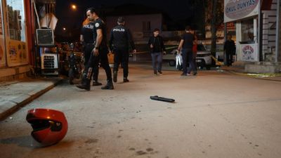 Adana'da panikleyen saldırgan tüfeğini düşürdü