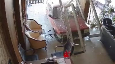 Ankara'da alkollü sürücü dükkana daldı