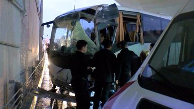 İstanbul'da üst geçide çarpan çevik kuvvet aracında sıkışan polisi itfaiye kurtardı