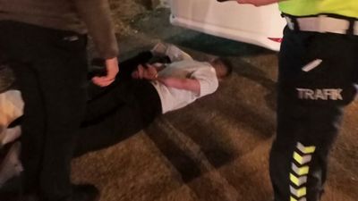 Bartın'da dur ihtarına uymayan sürücü, polise çarptı