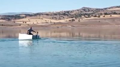 Zekası hayran bıraktı: Ankara'da barajda gezmek için buzdolabını kayık yaptı