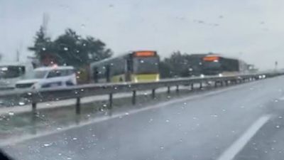 Büyükçekmece'de İETT otobüsünün kayarak yoldan çıktığı anlar