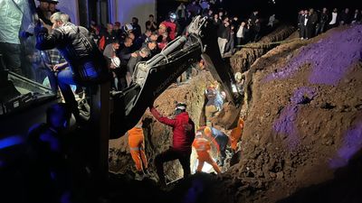 Bursa'da kanalizasyon çukurunda göçük: 2 kardeş hayatını kaybetti