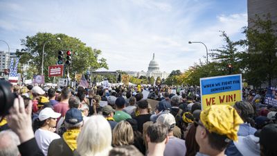 ABD’de “Krallara Hayır” protestoları: Times Meydanı’nda on binler yürüdü