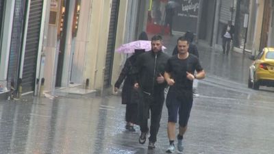 İstanbul Taksim'de sağanak turistleri zorladı