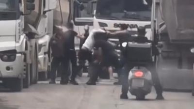 İstanbul'da tır şoförlerinin tekmeli yumruklu sopalı kavgası kamerada