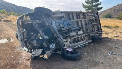 Sivas'ta minibüs, istinat duvarından düştü: 4 yaralı