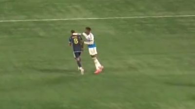 Wilfried Zaha, rakibinin kafasına vurdu!