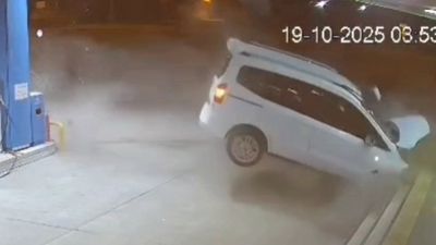 Mardin'de bir araç akaryakıt istasyonuna daldı