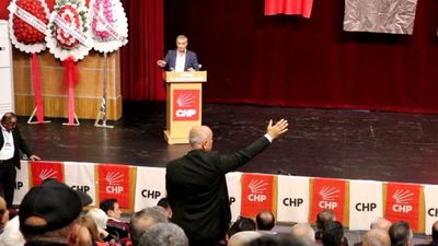 CHP Sivas İl Kongresi'nde 'etek' krizi: Yapay zekayla etek giydirildi
