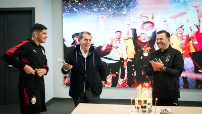 Galatasaray'da Okan Buruk'un doğum günü kutlandı