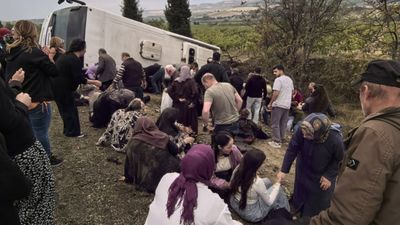 Denizli’de tur otobüsü şarampole devrildi: 1 ölü, 32 yaralı