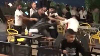 Adana'da AVM'de iki grup birbirine girdi