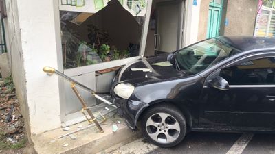 Tekirdağ'da otomobil dükkâna girdi