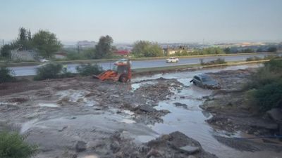Hatay'da aşırı yağış hayatı durma noktasına getirdi: Araçlar yolda kaldı, ulaşım kapandı
