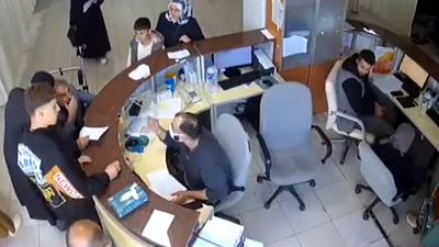 Erzurum'da hastaya bağırıp hakaret eden, oğluna da kalem fırlatan doktor hakkında soruşturma