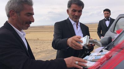 Kars'ta düğün konvoyunun yolunu kesti, bağış istedi