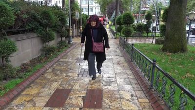 Amasya'da evladın örnek davranışı takdir topladı: Annesinin ayakkabısını elleriyle temizledi