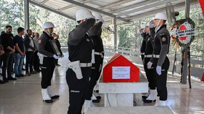 Yangında hayatını kaybeden polis memuru, Adana’da defnedildi