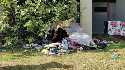 İstanbul'da tramvay durağının yanında kalan bir kişi ölü bulundu