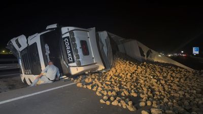 Aksaray'da köpeğe çarpmamak için manevra yaptı: Tır refüje devrildi