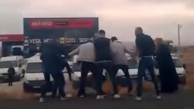 Aksaray'da polis cenazesi sırasında konvoya saldırı: 4 yaralı