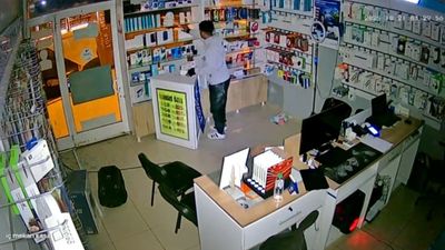 Elazığ'da pişkin hırsız kameraya yakalandı: Telefoncudan seçerek malzeme çaldı