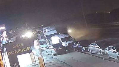 İstanbul'da kontrolden çıkan TIR park halindeki araçları biçti