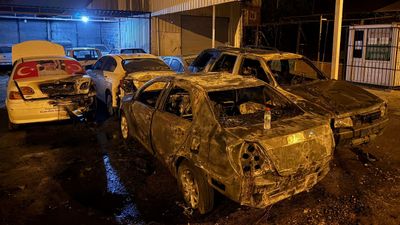 Mersin'de kimliği belirsiz bir kişi park halindeki 5 aracı kundakladı