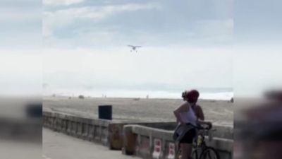 ABD'de motoru duran pervaneli uçak, sahile acil iniş yaptı