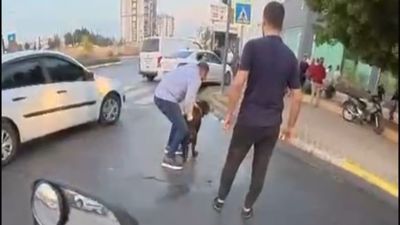 Mersin’de ağızlıksız gezdirilen Rottweiler bir kadına ve kuryeye saldırdı