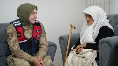 Bayburt'ta yaşayan 97 yaşındaki vatansever kadına jandarma ziyareti