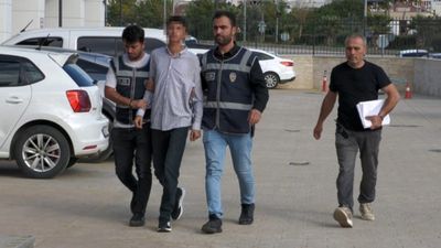 Adana'da silahlı saldırı sonrasında kask ve silahını düşürdü: Yakalanarak tutuklandı