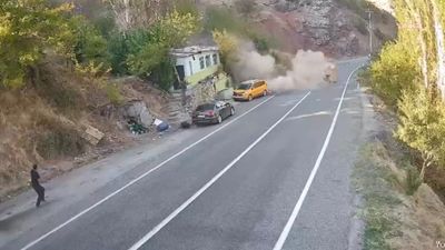 Tunceli-Erzincan yolunda facianın eşiğinden dönüldü