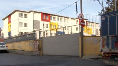 İstanbul'da okul kapısı çocukların üzerine düştü: 1'i ağır 4 yaralı