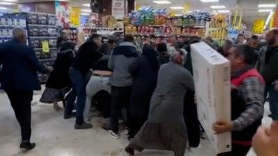 Konya'da indirim izdihamı: 32 ekran televizyon için birbirlerini ezdiler