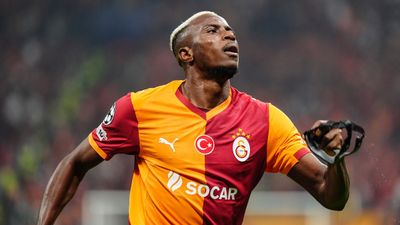 Victor Osimhen, Galatasaray'ı sırtlıyor
