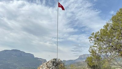 Mersin'de genç kızın çağrısı karşılıksız kalmadı: Direk yenilendi, Türk bayrağı göndere çekildi