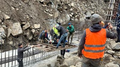 Rize'de duvar inşaatında kalıp çöktü: 5 işçi yaralandı