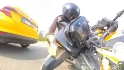 Bursa'da motosikletli önünde duran taksiye çarptı